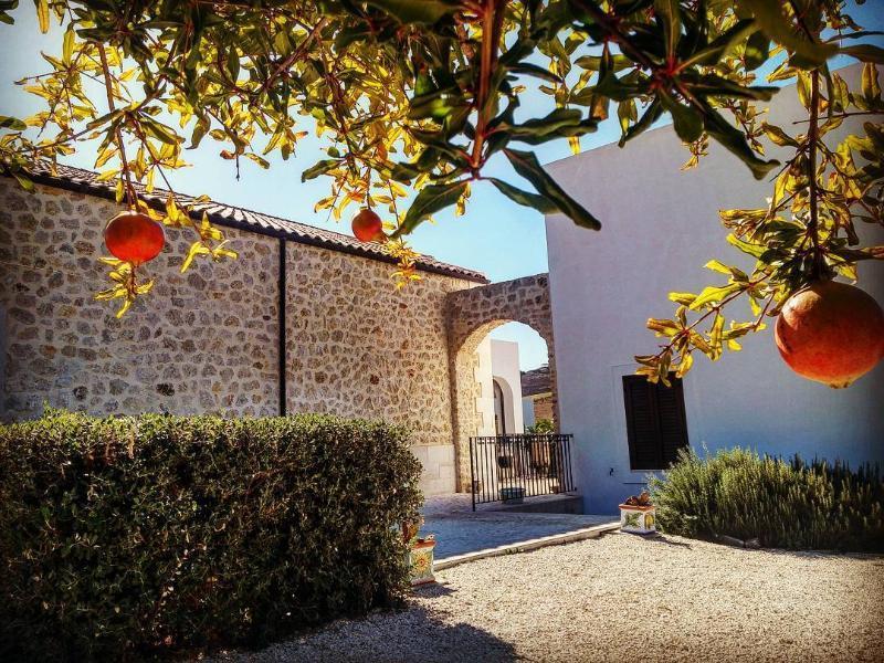 Borgo Giallonardo Wine Relais Realmonte Exteriör bild